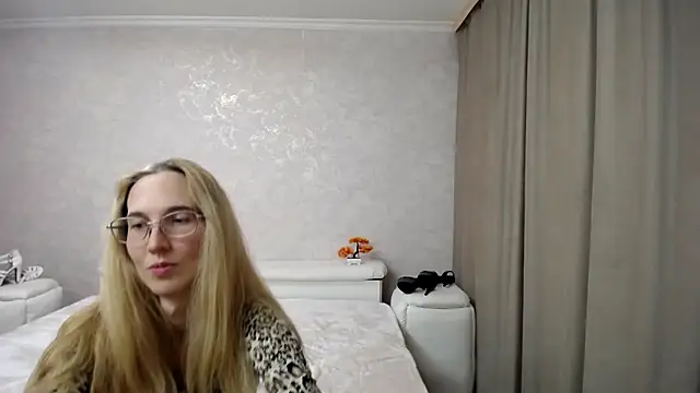 Snapshot of KlaryBrait chatting on December 17, 4:46 pm KlaryBrait online show from December 17, 4:46 pm