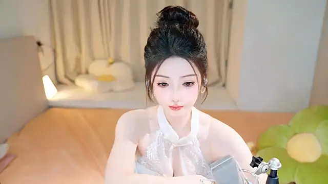 Snapshot of Eimile chatting on December 21, 6:12 pm Eimile online show from December 21, 6:12 pm