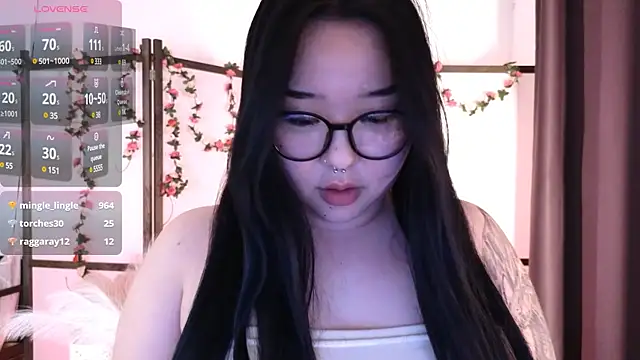 Snapshot of mei_honey_ chatting on March 1, 5:49 pm mei honey  online show from March 1, 5:49 pm