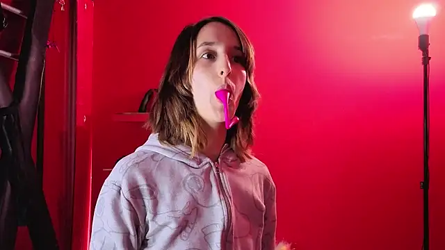 Ambar Roux  online show from March 10, 12:43 pm