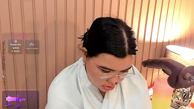 Snapshot of klhoe_boobs chatting on February 2, 7:51 am klhoe boobs online show from February 2, 7:51 am