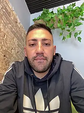 JuanZapata33 online show from December 26, 7:27 pm