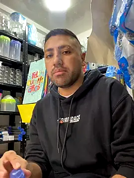 JuanZapata33 online show from September 28, 9:09 pm