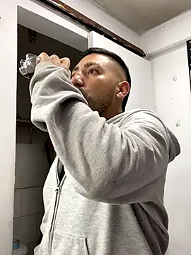 JuanZapata33 online show from October 17, 10:12 pm