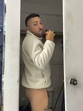 JuanZapata33 online show from January 17, 11:30 pm