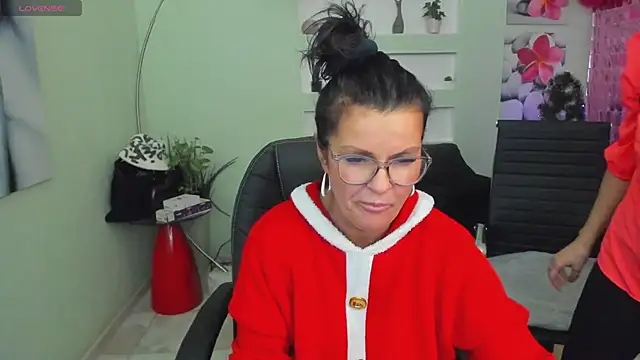 Snapshot of EricaAndPenelopa chatting on December 18, 8:36 pm EricaAndPenelopa online show from December 18, 8:36 pm