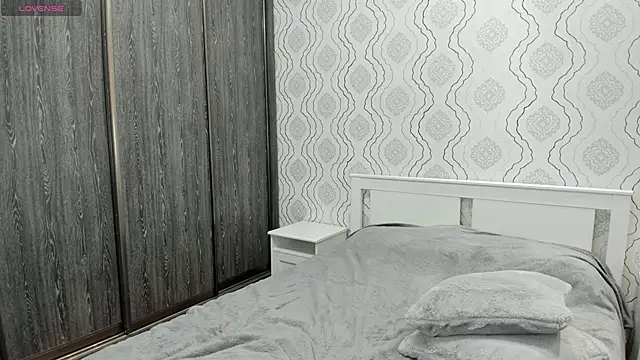 Snapshot of EmberShy chatting on December 3, 6:06 pm EmberShy online show from December 3, 6:06 pm