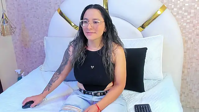 Snapshot of sophie_1 chatting on February 15, 3:31 am sophie 1 online show from February 15, 3:31 am