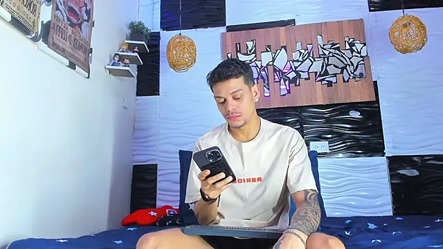 Snapshot of Friendsofeverything_ chatting on December 20, 1:18 pm Friendsofeverything online show from December 20, 1:18 pm