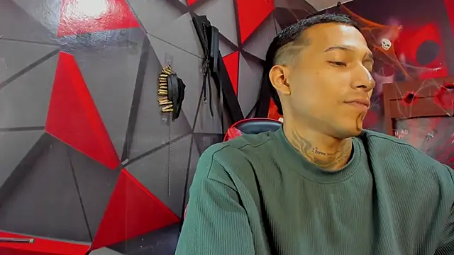 Hana and Zeta online show from October 31, 12:39 pm