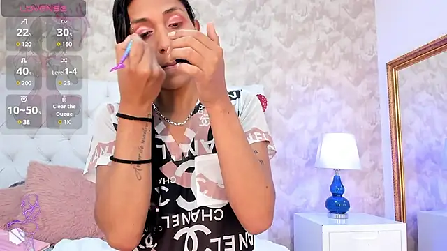 Eliza Thaylor   online show from March 3, 2:15 pm