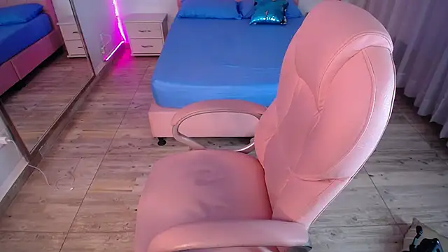 Snapshot of pettit_courtny chatting on January 3, 9:25 am pettit courtny online show from January 3, 9:25 am