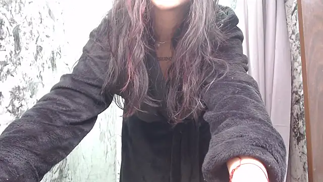 Snapshot of pettit_courtny chatting on February 11, 10:39 pm pettit courtny online show from February 11, 10:39 pm