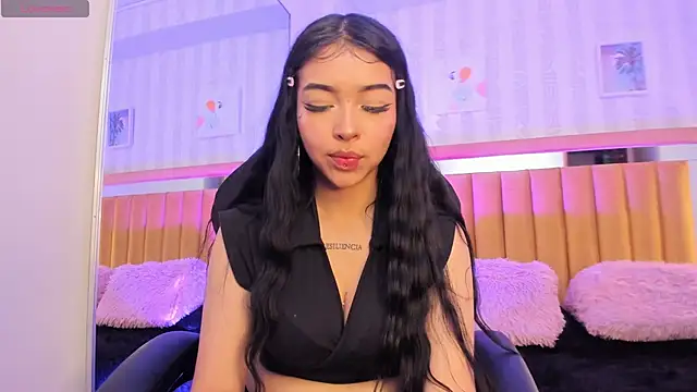 Snapshot of pettit_courtny chatting on October 2, 8:38 pm pettit courtny online show from October 2, 8:38 pm