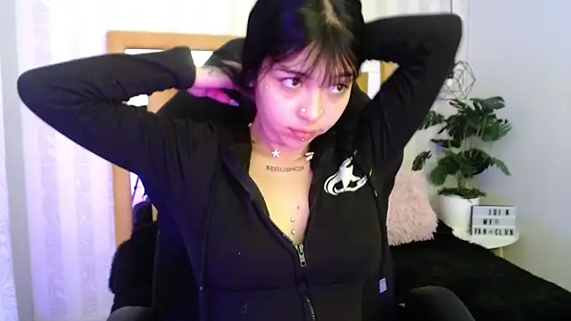 Snapshot of pettit_courtny chatting on October 31, 1:01 pm pettit courtny online show from October 31, 1:01 pm