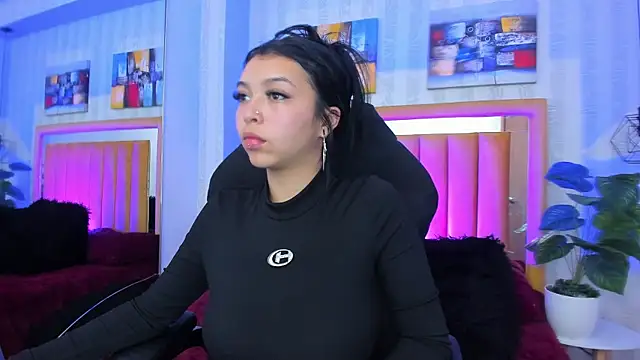 pettit courtny online show from December 4, 8:06 pm