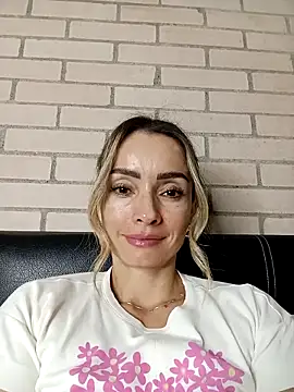 Snapshot of Loly_Horny chatting on April 9, 1:05 am Loly Horny online show from April 9, 1:05 am