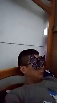 Snapshot of PequeArely chatting on December 4, 1:25 am PequeArely online show from December 4, 1:25 am