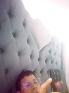 Snapshot of PequeArely chatting on January 4, 3:29 am PequeArely online show from January 4, 3:29 am