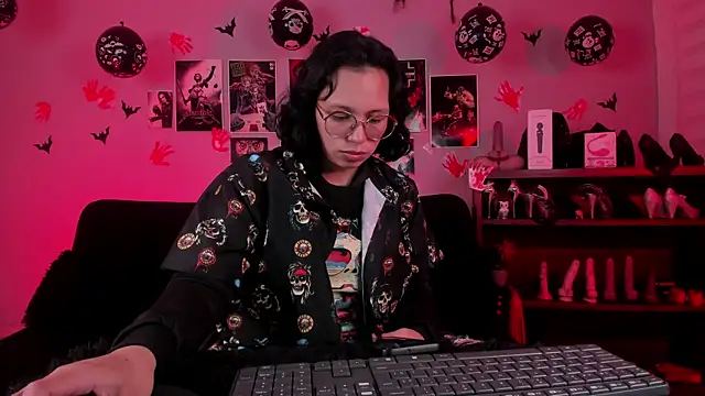 lilith-deveraux online show from November 24, 3:28 am