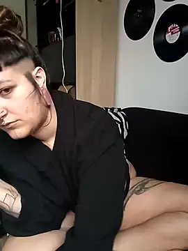 Snapshot of SweetPivoinee chatting on December 5, 1:17 pm SweetPivoinee online show from December 5, 1:17 pm