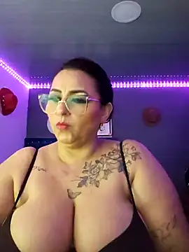 Snapshot of Ivonnee__ chatting on December 11, 6:36 am Ivonnee online show from December 11, 6:36 am