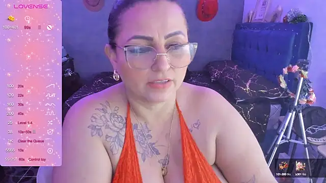 Snapshot of Ivonnee__ chatting on December 22, 11:33 am Ivonnee online show from December 22, 11:33 am