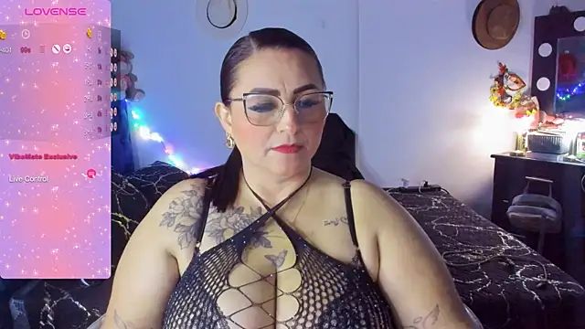 Snapshot of Ivonnee__ chatting on January 19, 2:47 am Ivonnee online show from January 19, 2:47 am
