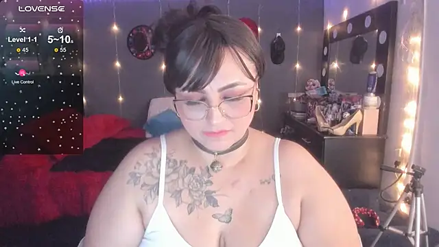 Snapshot of Ivonnee__ chatting on March 12, 6:29 am Ivonnee online show from March 12, 6:29 am