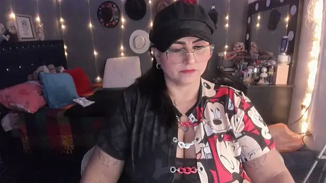 Snapshot of Ivonnee__ chatting on March 16, 6:53 am Ivonnee online show from March 16, 6:53 am