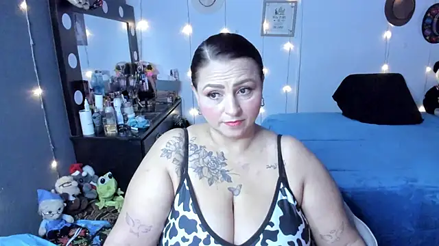 Snapshot of Ivonnee__ chatting on October 20, 10:49 am Ivonnee online show from October 20, 10:49 am