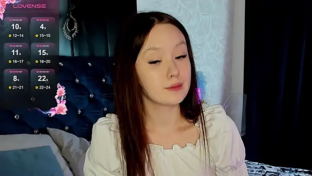 Snapshot of MiriaamWhite chatting on December 5, 8:44 am MiriaamWhite online show from December 5, 8:44 am