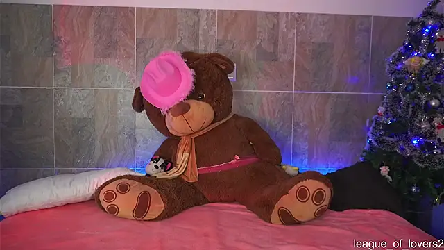 Snapshot of LeagueOfLovers chatting on December 16, 2:04 am LeagueOfLovers online show from December 16, 2:04 am