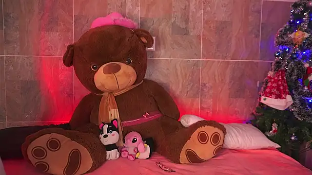 Snapshot of LeagueOfLovers chatting on December 23, 12:03 am LeagueOfLovers online show from December 23, 12:03 am