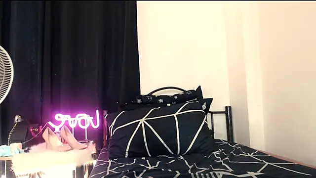 Snapshot of Nathalie_Heartxoxo69 chatting on February 27, 5:18 am Nathalie Heartxoxo69 online show from February 27, 5:18 am