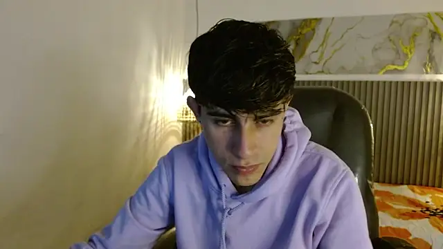 Snapshot of Dyla_n18 chatting on December 14, 6:34 pm Dyla n18 online show from December 14, 6:34 pm