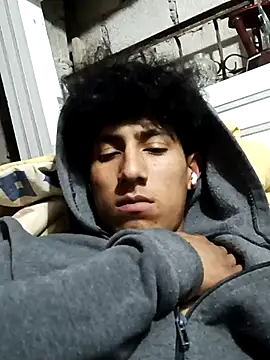 Snapshot of alexander32r chatting on October 25, 3:03 am alexander32r online show from October 25, 3:03 am