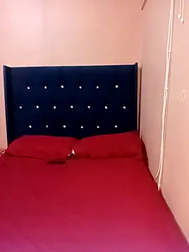 Snapshot of Luciouslips00 chatting on February 13, 2:24 pm Luciouslips00 online show from February 13, 2:24 pm