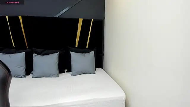 emilie xx  online show from December 9, 4:58 pm