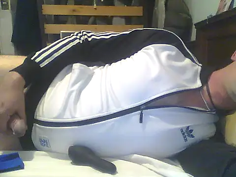 Snapshot of frank32love chatting on January 7, 12:45 am frank32love online show from January 7, 12:45 am