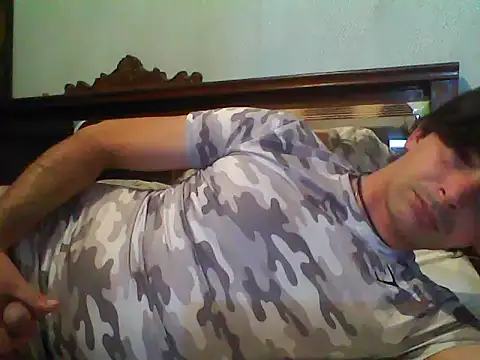 Snapshot of frank32love chatting on January 7, 3:09 am frank32love online show from January 7, 3:09 am