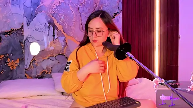 centaurigirl online show from September 21, 2:35 am