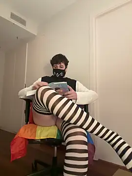 Snapshot of Your_femboy24 chatting on January 11, 6:33 pm Your femboy24 online show from January 11, 6:33 pm