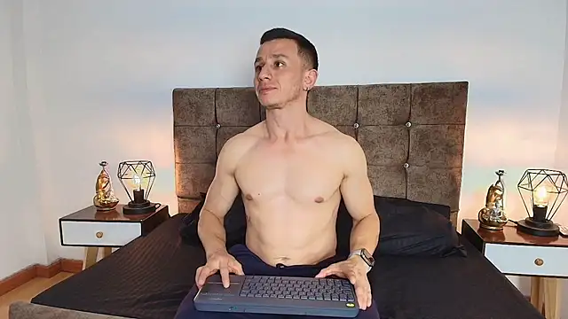 Snapshot of Andrewfalcon chatting on January 18, 6:10 pm Andrewfalcon online show from January 18, 6:10 pm