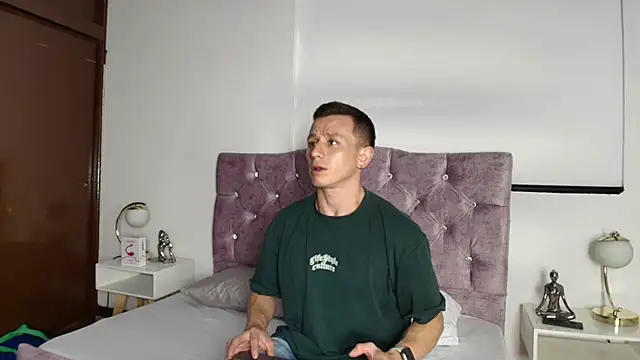 Snapshot of Andrewfalcon chatting on January 21, 12:18 pm Andrewfalcon online show from January 21, 12:18 pm