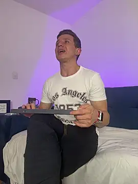 Snapshot of Andrewfalcon chatting on November 11, 7:36 pm Andrewfalcon online show from November 11, 7:36 pm