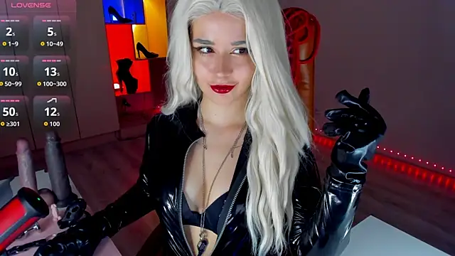 mollyposhh online show from April 18, 6:23 pm