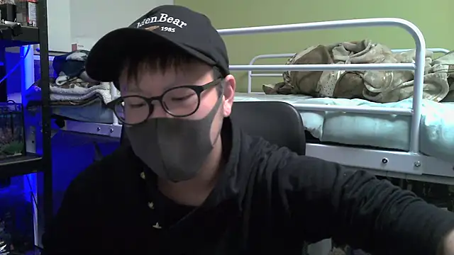 Snapshot of Owl1216 chatting on February 17, 11:44 am Owl1216 online show from February 17, 11:44 am