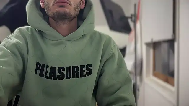 Snapshot of Dylansd chatting on December 13, 9:02 am Dylansd online show from December 13, 9:02 am