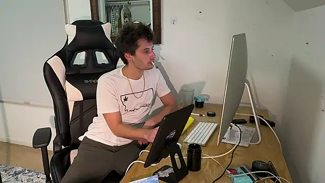 Snapshot of Dylansd chatting on December 19, 12:34 am Dylansd online show from December 19, 12:34 am